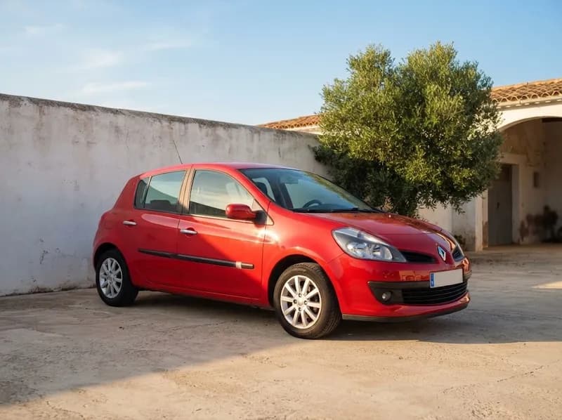 Um citadino semi-novo estacionado num pátio limpo