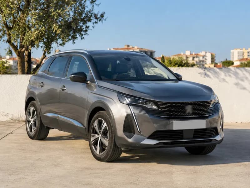Um SUV familiar semi-novo estacionado no pátio de um stand